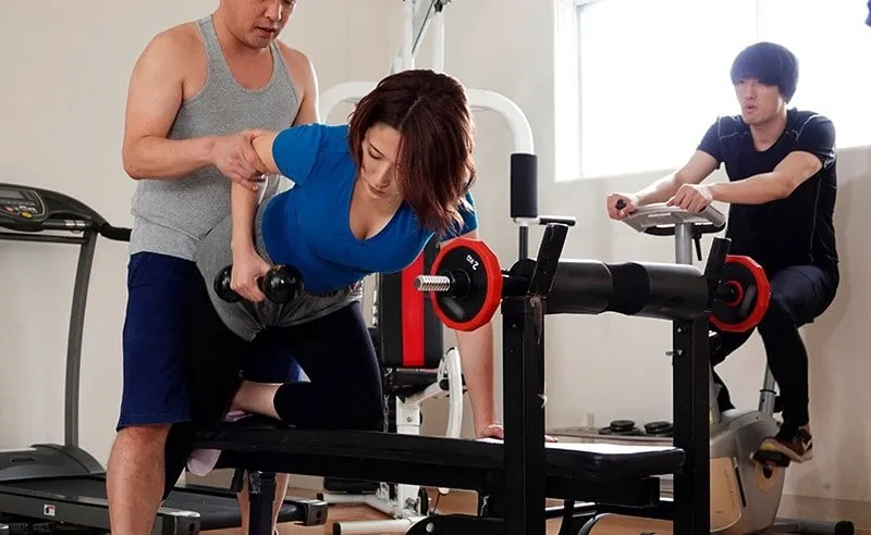 Anh xã phát hiện bà xã vụng trộm với huấn luyện viên thể hình